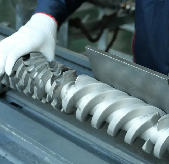 מדוע מופיעים קווים שחורים שוב ושוב במכבש? מאמר זה מלמד אותך כיצד לקבוע במהירות אם זה נגרם על ידי בעיה עם החבית או הבורג.