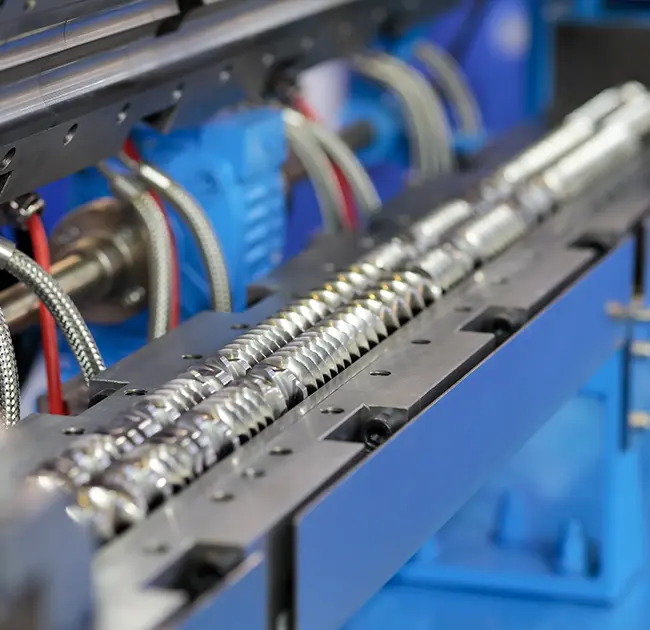 תהליך העבודה ואמצעי זהירות בהפעלה של גרגיר הקצף בעל שני הברגים